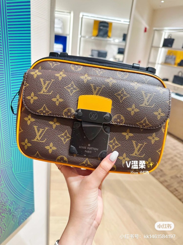 Lvslock men's mailman bag unboxing real shot 0, with super strong texture, classic and versatile capacity, it can fit a large practical circumference
The whole bag body is embossed, and the upper body is so cool, sunny, and handsome
The bag is sturdy...