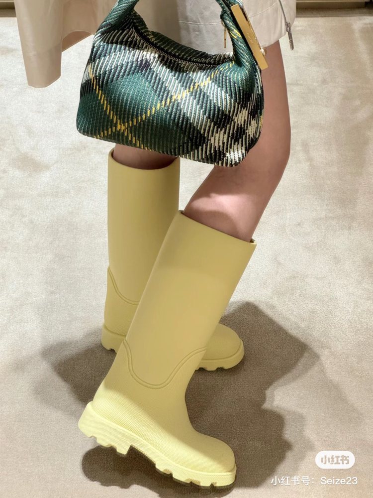 Burberry peg bag | 2024 best-selling bag
Drum shaped lunch box bag paired with knitted fabric
There is a kind of familiar nostalgia that blends in again
Burberry's iconic checkered pattern
There's a little more British style~
I especially like the me...