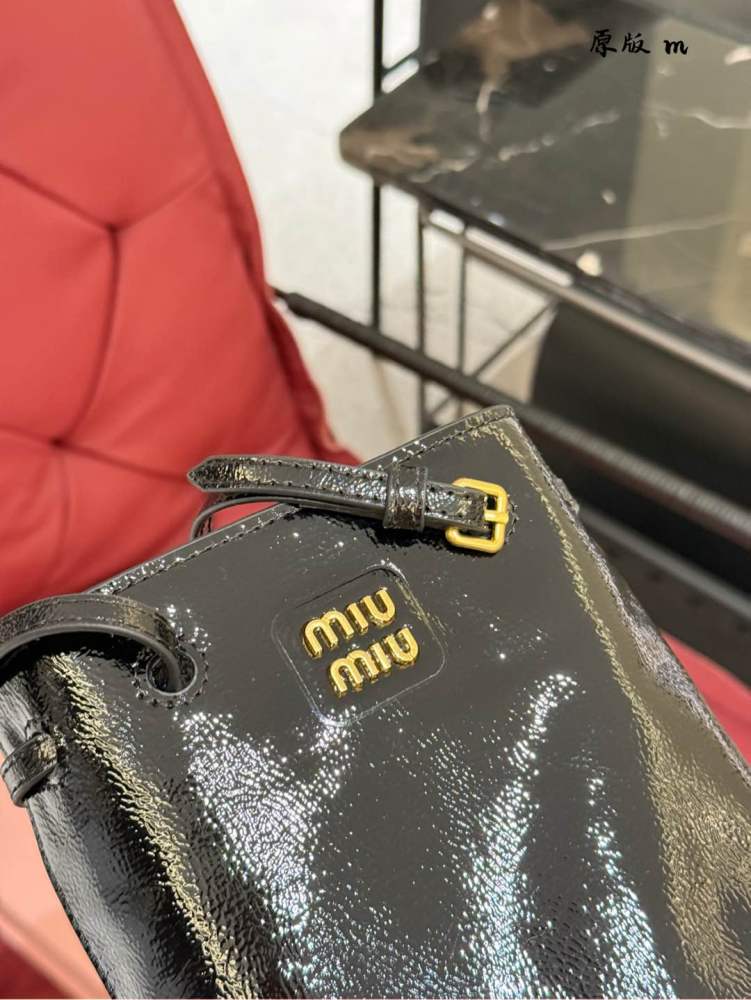 Oil wax cowhide
Miumiu recommends new small water bucket oil wax leather
The newly released oil wax leather material small water bucket this year feels too comfortable to touch, and the space capacity is very practical
Sisters who usually go out with...