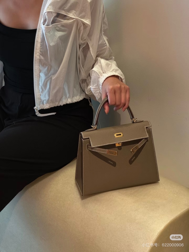 Black Gold Kelly 25 is so handsome!!! Hermes Kelly can't look up to other bags at first glance
Aima, you are really good at grasping my preferences!!!
Hermes/Hermes Kelly 25 Classic Black Gold Epsome Leather
The gold size is more rigid and three-dime...