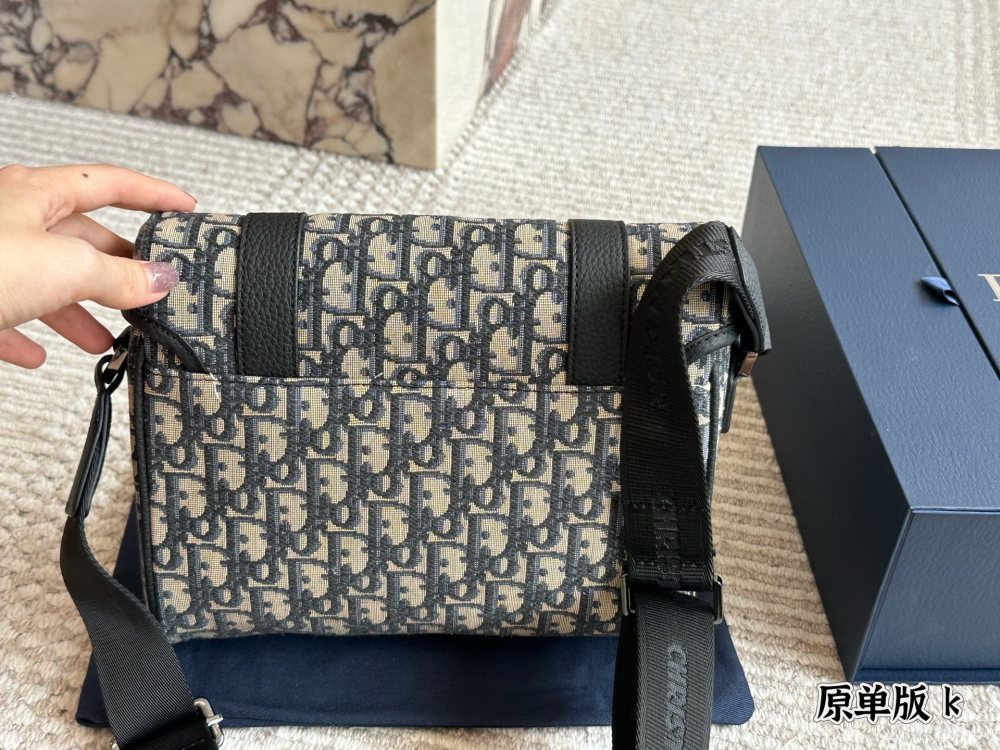 P270 original fabric
This flip up mailman bag is the latest addition to the fall 2024 collection, showcasing the brand's haute couture spirit with modern fashion design and adding charm to the Dior Hit the Road collection.
Dior Gravity leather in bei...