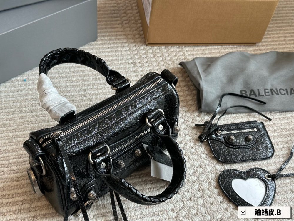 p295
The Parisian aristocratic duffle bag pillow bag is so cute!! A small and versatile artifact!! The newly released Cagole series by Balenciaga has taken a hard time with me, as shown in the picture
Dreaming back to the motorcycle era, even motorcy...