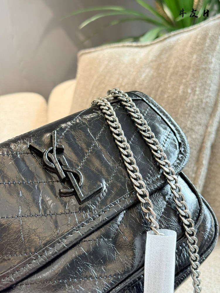 YSL | Popular Niki Baby Black Silver D-Button Oil Wax Leather Black YSL Button Decoration
More advanced and unique
YSL Niki Postman Bag Pure Leather P290p300
The collision of silver chain and black wax skin
It is the best interpretation full of perso...
