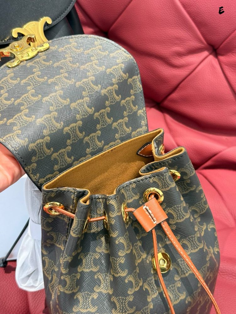p245
The CELINE new small book bag B has been planted with grass
CELINE's new small backpack is a bit easy to carry!  ! ! New backpack BONNIE
Compared to the previous bag, it has a wider and fuller shape. The Cb Triumphal Arch buckle's support hit me...