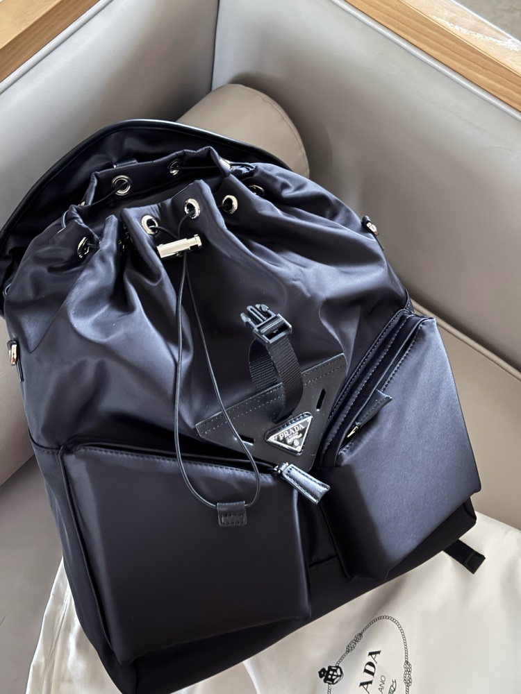 270 without box
size：37*46cm
Prada Nylon Backpack
24-hour fashion show!
Can be carried on both shoulders or one shoulder!
The simple layout and large storage space make it easy to accommodate laptop files, and the details are perfect