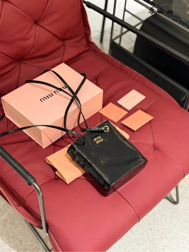 Oil wax cowhide
Miumiu recommends new small water bucket oil wax leather
The newly released oil wax leather material small water bucket this year feels too comfortable to touch, and the space capacity is very practical
Sisters who usually go out with...