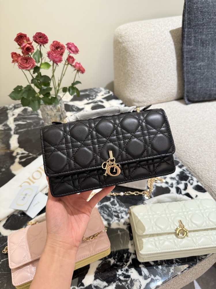 P300
Dior's new woc sheepskin and phone bag
Exquisite pearls paired with chains are truly super beautiful, made of imported sheepskin material
Size: 19 * 10
Complete gift box packaging