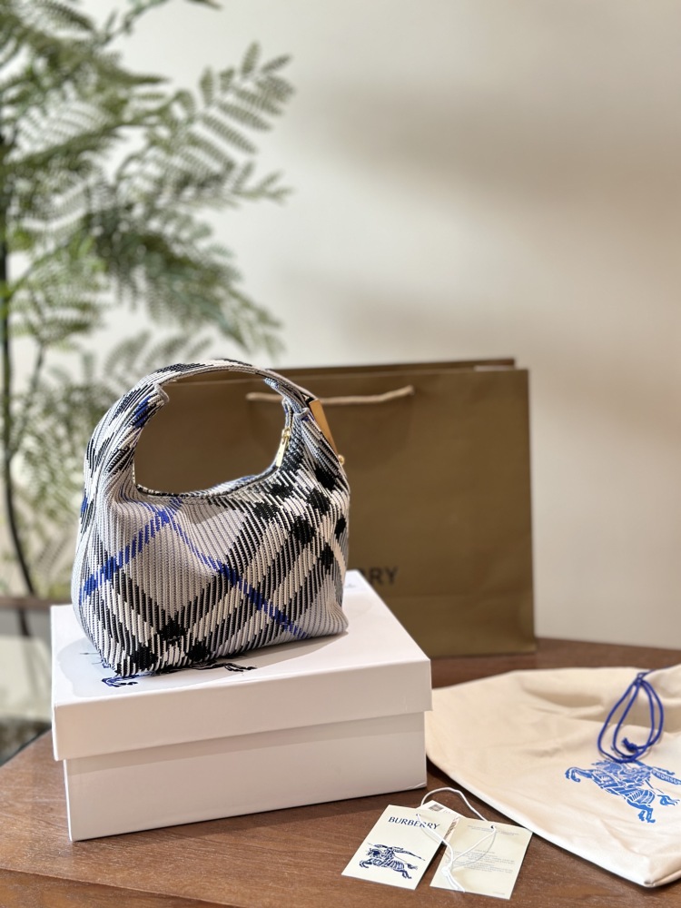 p270
Burberry's latest bag, PEG series handbag+
National Soft Stand up Bag, knitted in Italy,
Decorate Burberry plaid. Lightweight texture, adopting an unlined design; The hem style buckle is engraved with the Burberry logo, making it easy to secure ...