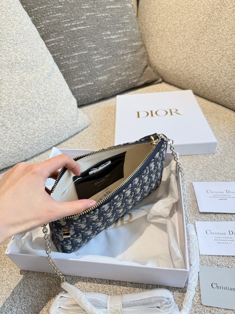 Original Embroidered P260 Leather Matching
New MISS DIOR Mini Chain Bag 2024 Early Spring NEW
Classic rattan plaid elements, made of lambskin material and paired with a short chain, can be carried by hand or worn under the armpit
Long shoulder straps...