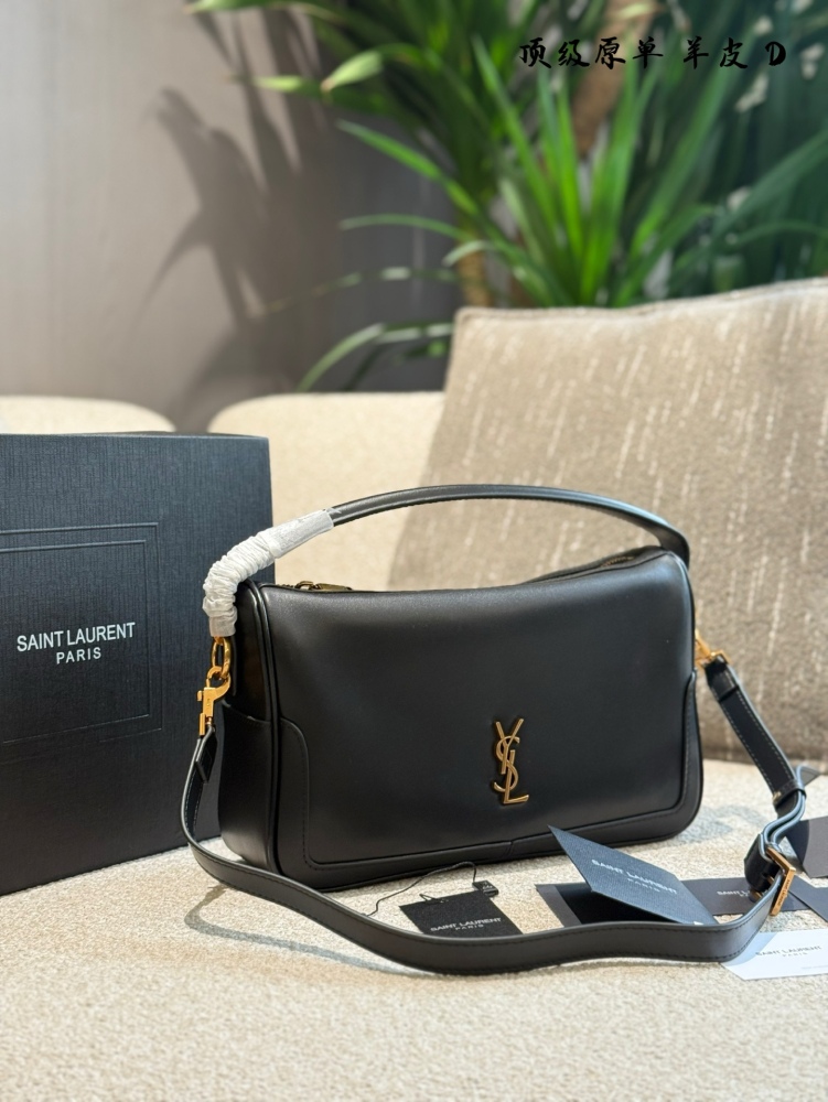 YSL sheepskin p370
Camera Supply bag_ Lunch box bag
This handbag is a spacious shoulder bag with a cowhide leather base and a soft body. Made of Napa cowhide leather, with zipper closure, this hammock features a stylish design that looks great on bot...
