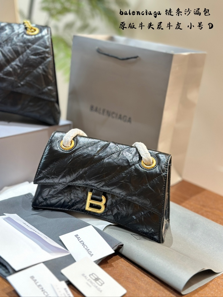 Balenciaga hourglass bag p350p400
From the perspective of value preservation, I chose a hard hourglass bag and tried it on. I feel that soft cowhide is more suitable for me. 1. The bag can hold change inside, and there are many compartments that are ...