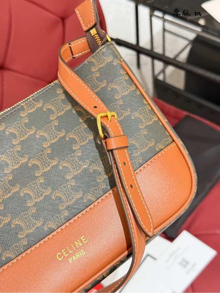 Celine Underarm Bag P205
Celine/Celine Mahjong Underarm Bag#
The bag is more retro and recognizable, and it is very fashionable to carry it by hand or clip it under the armpit!! Although not suitable for crossbody, the shoulder strap can also be adju...