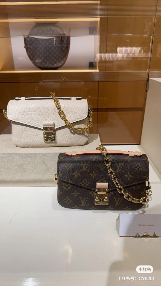 LV black genuine leather small mailman bag
A versatile LV bag with diverse styles and fashionable designs that are easy to match