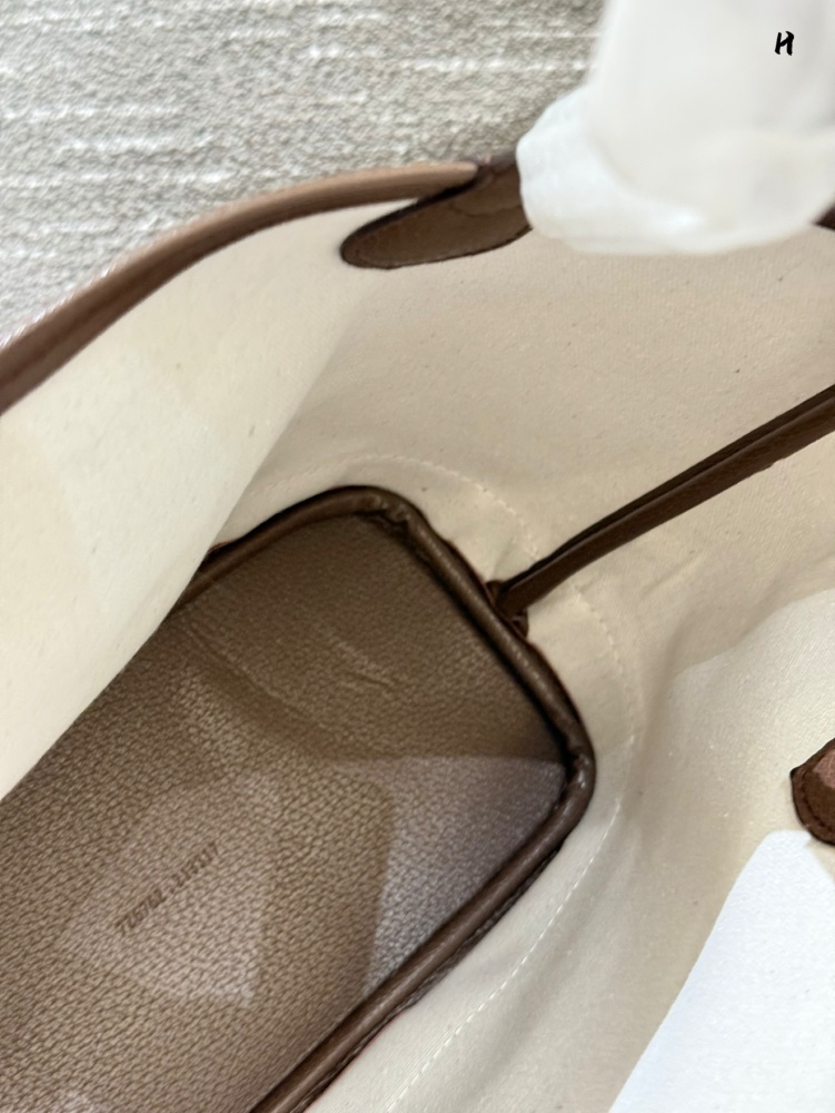 p225p235
Gucci has released a cute little one again! shopping bag
This tote basket is so beautiful! High cost-effectiveness, can fit anything, even long shoulder straps can be worn under the armpit! Versatile, don't worry about him going to Ole, no m...