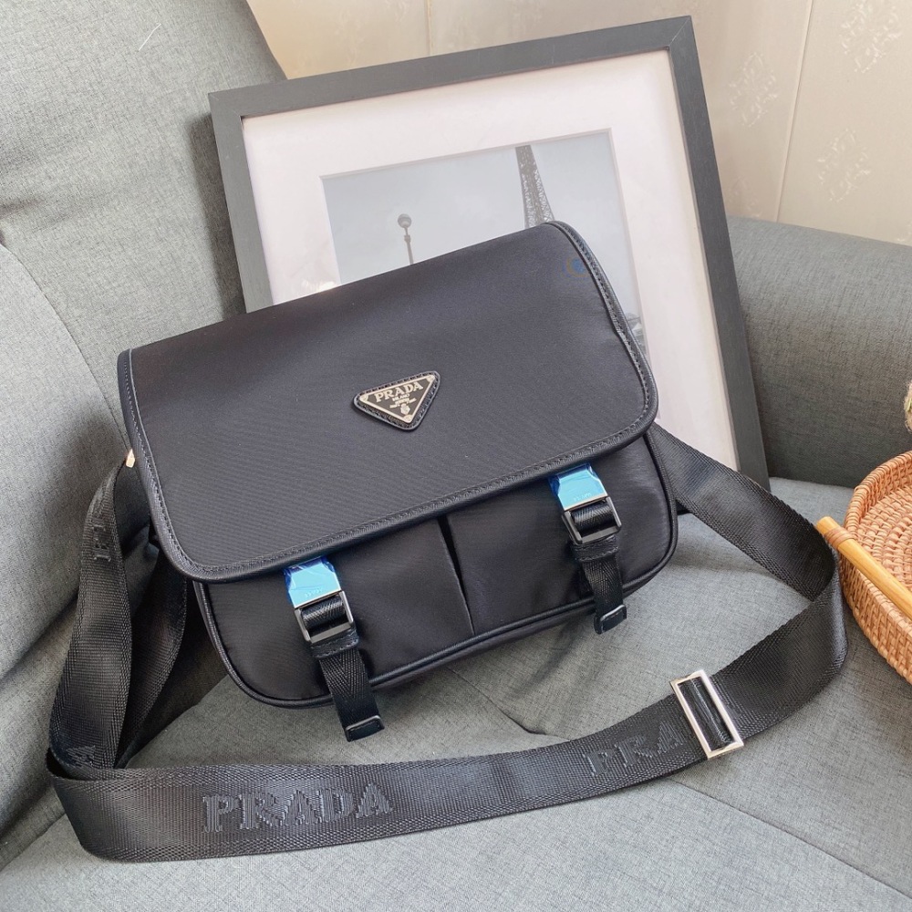 Prada's latest single shoulder crossbody bag has been shipped. It is a high-end luxury original board imported waterproof fabric with cross patterned cowhide, luxurious triangular mark hardware, lightweight and practical. The logo is clear and easy t...