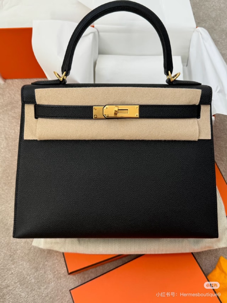 Black Gold Kelly 25 is so handsome!!! Hermes Kelly can't look up to other bags at first glance
Aima, you are really good at grasping my preferences!!!
Hermes/Hermes Kelly 25 Classic Black Gold Epsome Leather
The gold size is more rigid and three-dime...