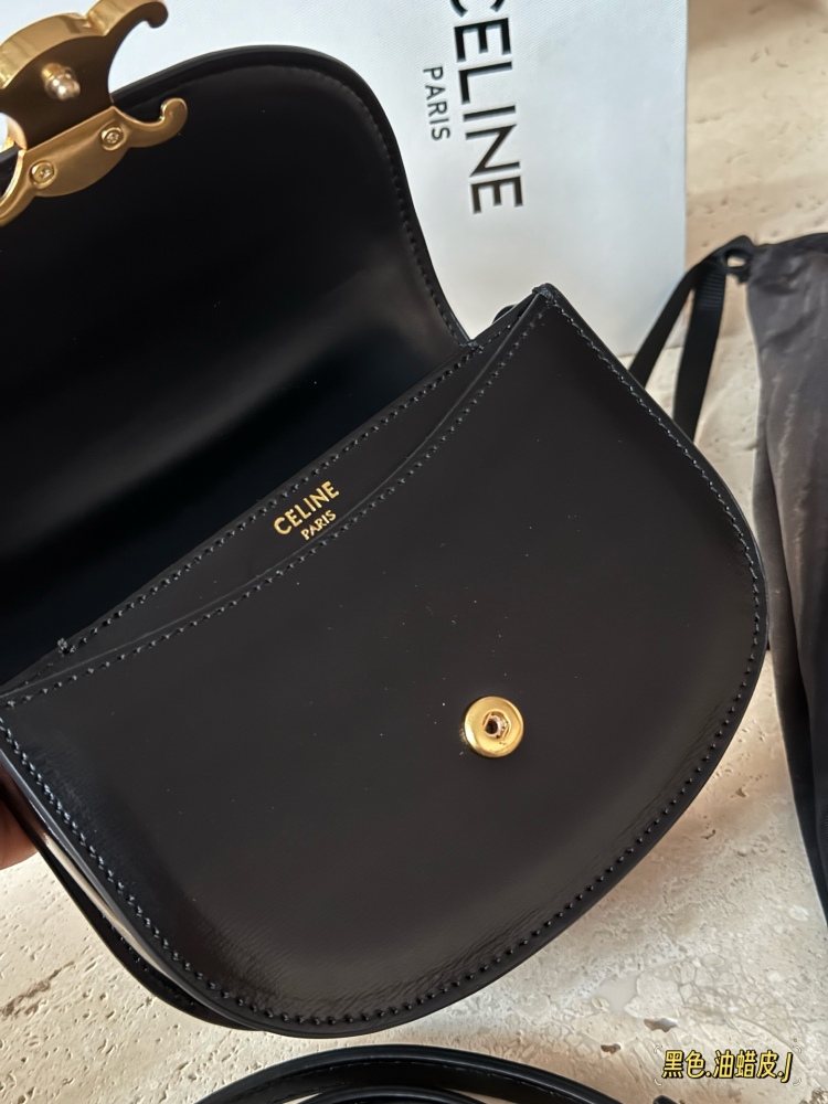 250 box cowhide
size：16*12.5cm
Celine's latest Arc de Triomphe handbag is here!
Between the medium-sized bag and the mini bag
One size
Both practical and cute enough!
I can't put down my phone