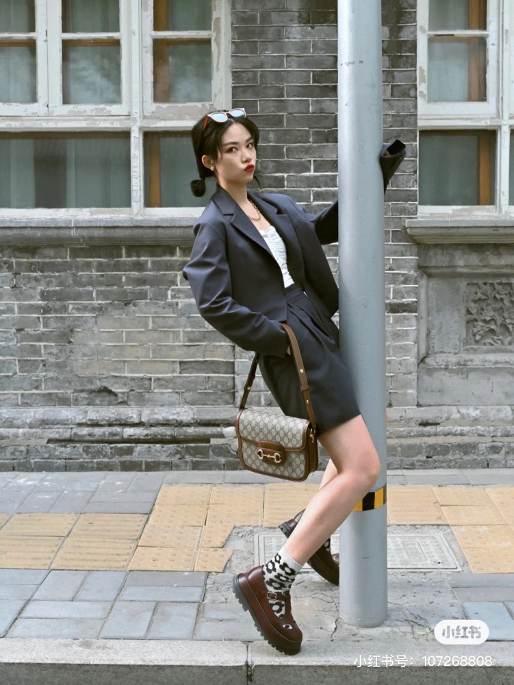 Gucci 1955. The globally popular horseclip handbag
!! ! Your collection of male goddesses and goddesses is completely complete - none of them can be missing. Wow, retro and durable, this year's hottest bag, owned by various celebrities, is a fashiona...
