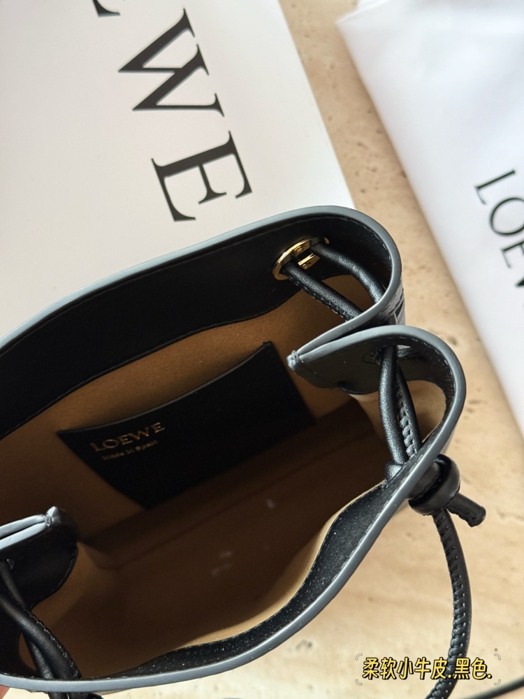 235 box cowhide
size：17*21cm
Loewe's new pebble pouch
Exquisite and compact
Zundu is very beautiful and soft
The material of calf leather feels very comfortable to the touch
