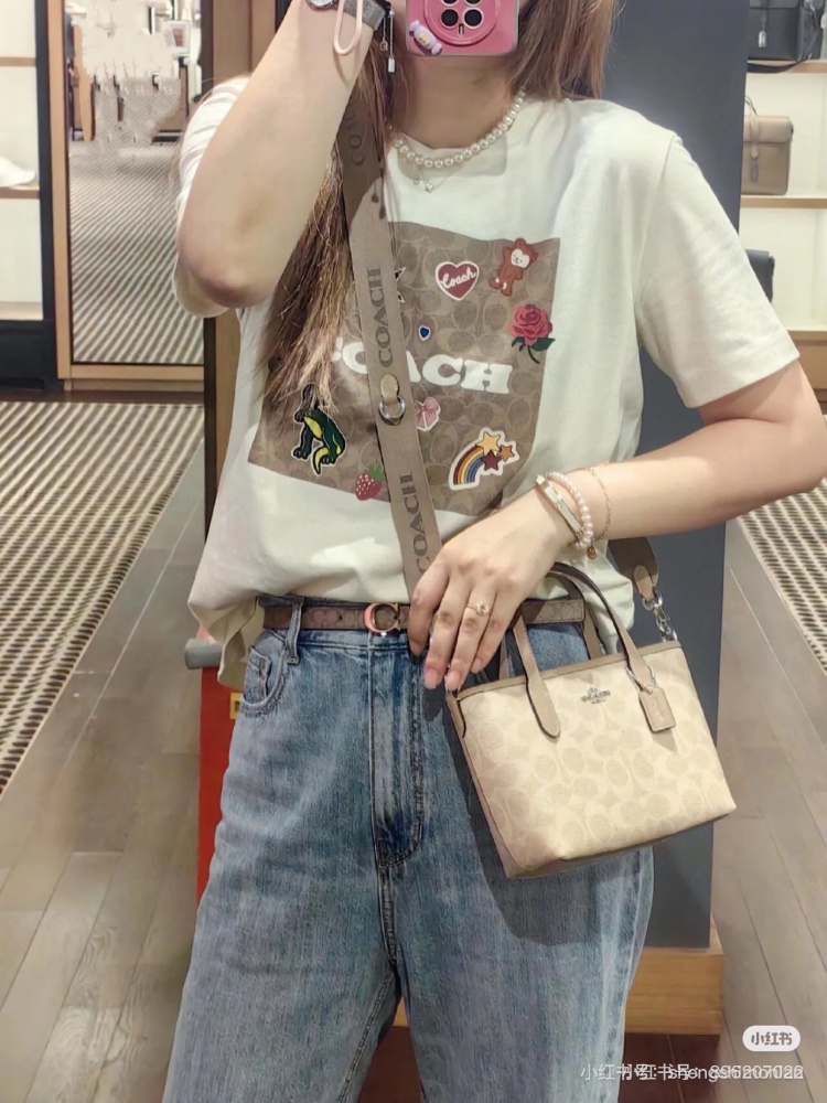 Commuter Versatile Bag Coach
Coach mini city tote
The mini tote in September is too cute, isn't it
A stylish and practical small bag paired with a wide plant-based shoulder strap
Match with various shapes cool and cute # coach new style # favorite ba...