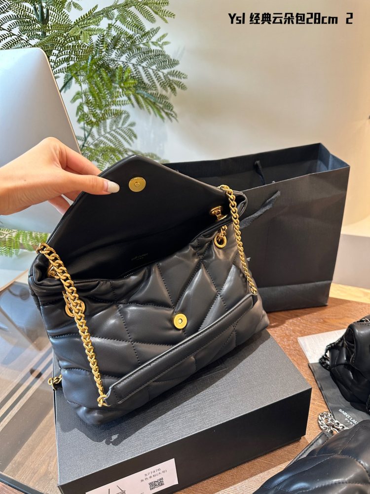 p260
YSL~Poplar Forest Cloud Pack
This Rocket armpit bag is suitable for commuting and dating Open the air field of Shangtuotuo and carry it all year round, versatile atmosphere bag, super great folding box packaging