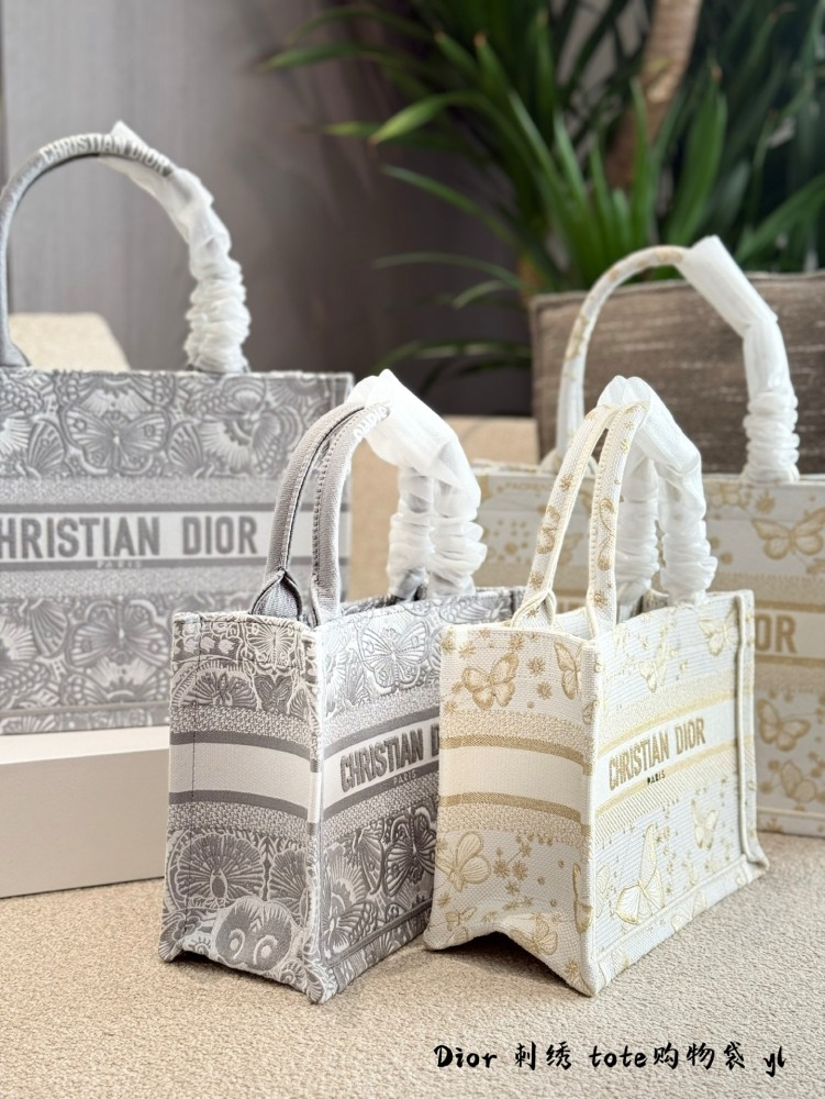 p265p290
DIOR/Dior Limited Edition BookTote
DIOR/Dior Limited Edition BookTote D-Lace Butterfly Macrame Embroidered Tote Bag
Specially simple and elegant design, super versatile for daily commuting~
Size: 25cm 36cm