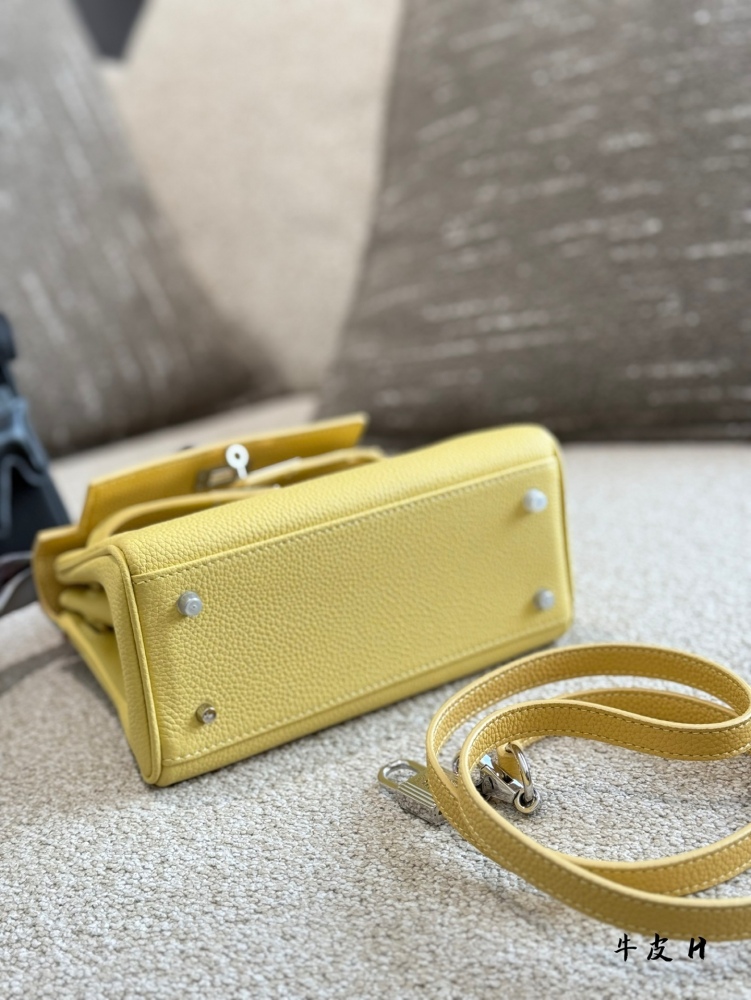 Cowhide P330
High quality texture, versatile upper body, super stylish!!
Hermes MiniKelly II,
Suitable size for all age groups, playful and cute to carry~20cm