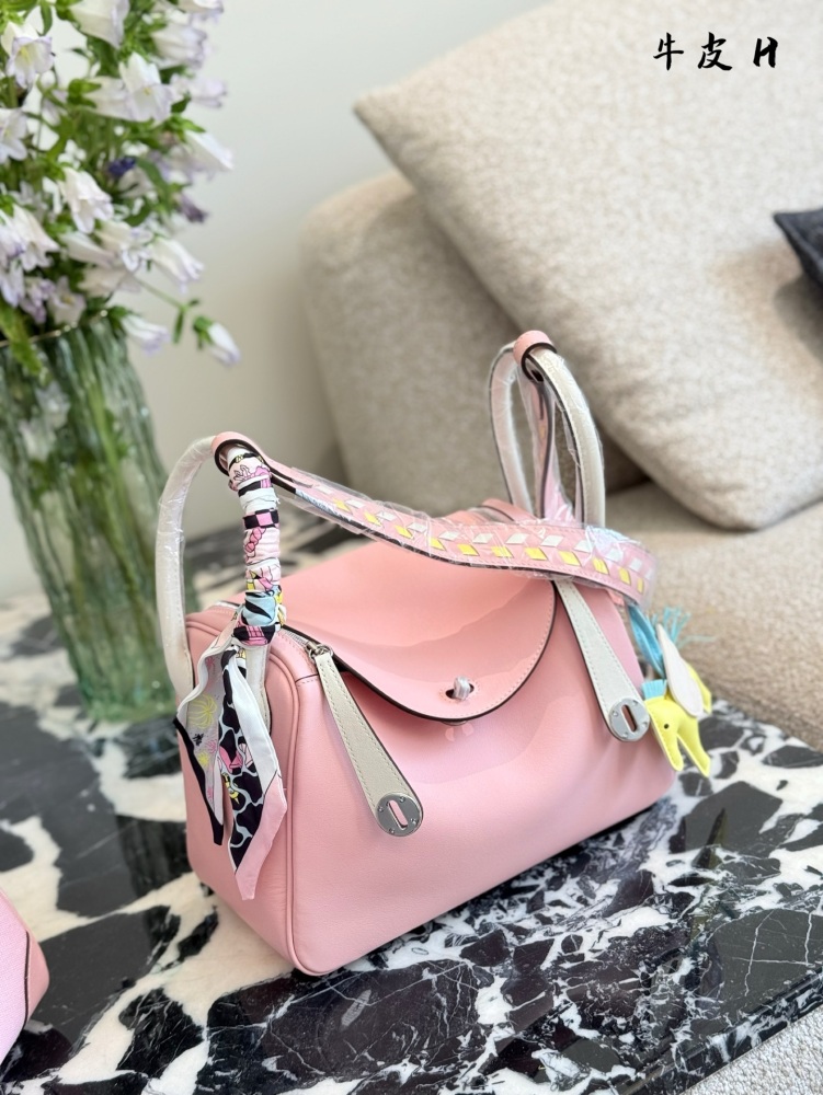 p410
Lindy has a lazy and casual nature. Loving her sisters, she really needs to see this advanced, clean and healing color. 0% lindy26 with silver clasp is really healing. The whole blue bag has a feeling of blue sea legend, grand and dazzling~
Make...