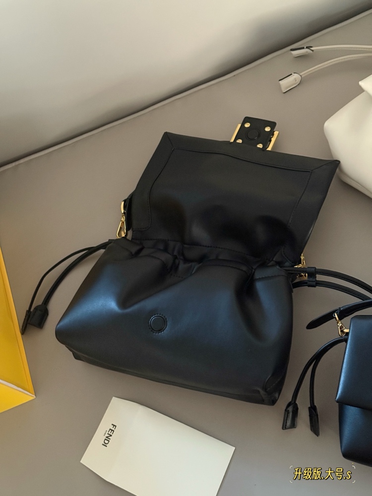 250 265 box upgrade version
Size: 16 * 13cm (small)
26.5 * 18cm (large)
The latest series Mama Baguette has truly been designed to the hearts of fairies!
Fendi's latest magic wand
Fresh and elegant!