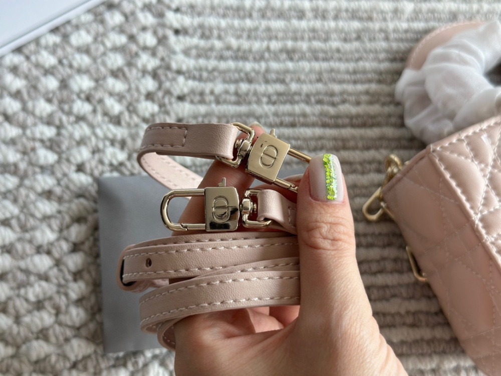 、
Dior lady's new long sheepskin powder full set packaging
Dior's all-new D-joy is making a strong comeback, with the rhythm of a big hit. The bag comes with two shoulder straps and multiple back styles, making the upper body both beautiful and sty...