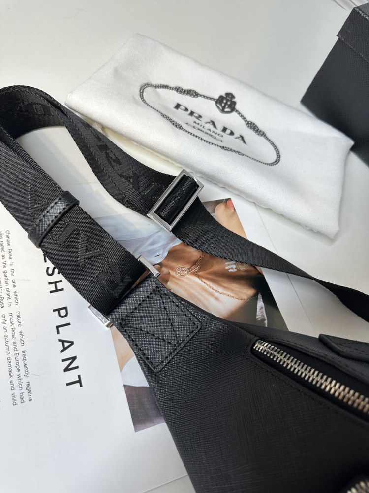 PRADA Waist Bag/Chest Bag Model 2VH 165 This waist bag design is not only practical, but also enhances the overall design sense, making it easy to raise the body proportion. The bag can be placed at the waist where it is, and it can also be used as a...
