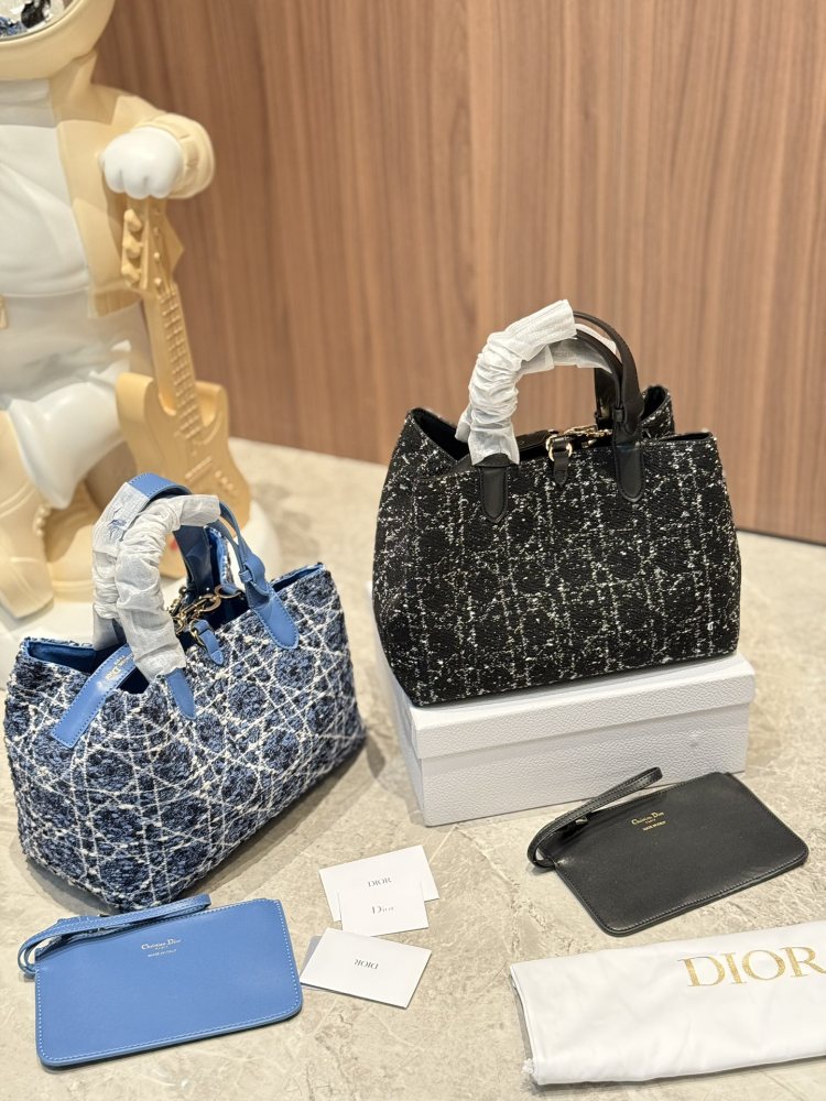 P350 pendant ? twenty
Come and control the retro style quickly
Handbag made of coarse woolen material
And DIOR's classic rattan plaid logo
30cm with box
