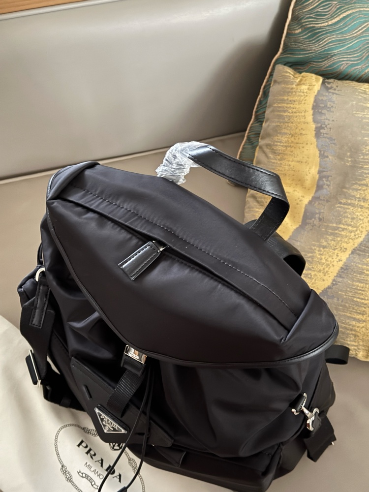 270 without box
size：37*46cm
Prada Nylon Backpack
24-hour fashion show!
Can be carried on both shoulders or one shoulder!
The simple layout and large storage space make it easy to accommodate laptop files, and the details are perfect