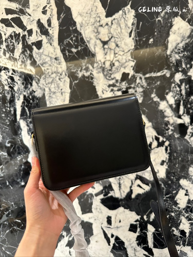 Original cowhide
Celine Triumphal Arch Tofu Bun
The meaning of 'Chong' is also to collect fragrance
The armpit bag of the Arc de Triomphe has a much larger capacity than imagined
Daily back is completely enough
Black is never wrong - it can be worn a...