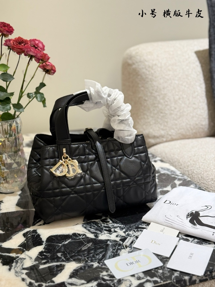 p320
Dior's horizontal indigenous bag is really a summer dish!
Vertical Toujours in Black and Milk Coffee Colors
The texture and appearance are truly exceptional! Wearing a coat or cotton jacket in winter is very suitable. Please help me recommend it...