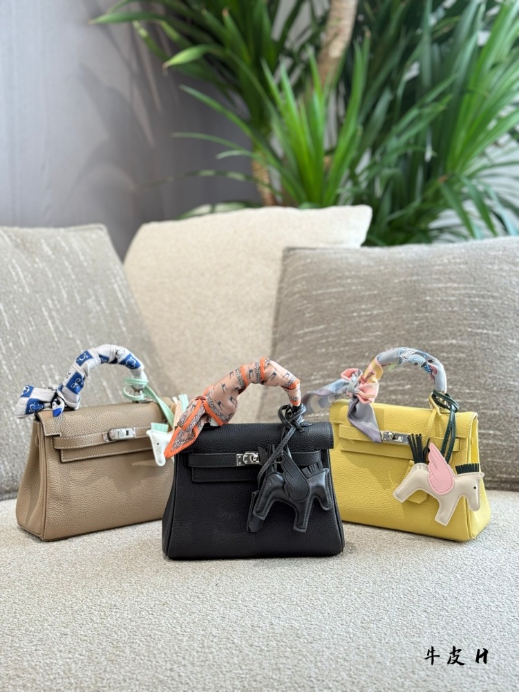 Cowhide P330
High quality texture, versatile upper body, super stylish!!
Hermes MiniKelly II,
Suitable size for all age groups, playful and cute to carry~20cm