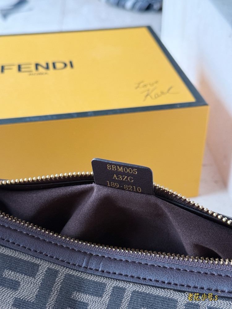 235 box
Size: 22 * 12cm (small)
F Home Fendi's Latest Show Style Old Flower Underarm Bag
Simply give a sense of sophistication
Comes with a sophisticated sense of relaxation!
Be adaptable, that's really cool!