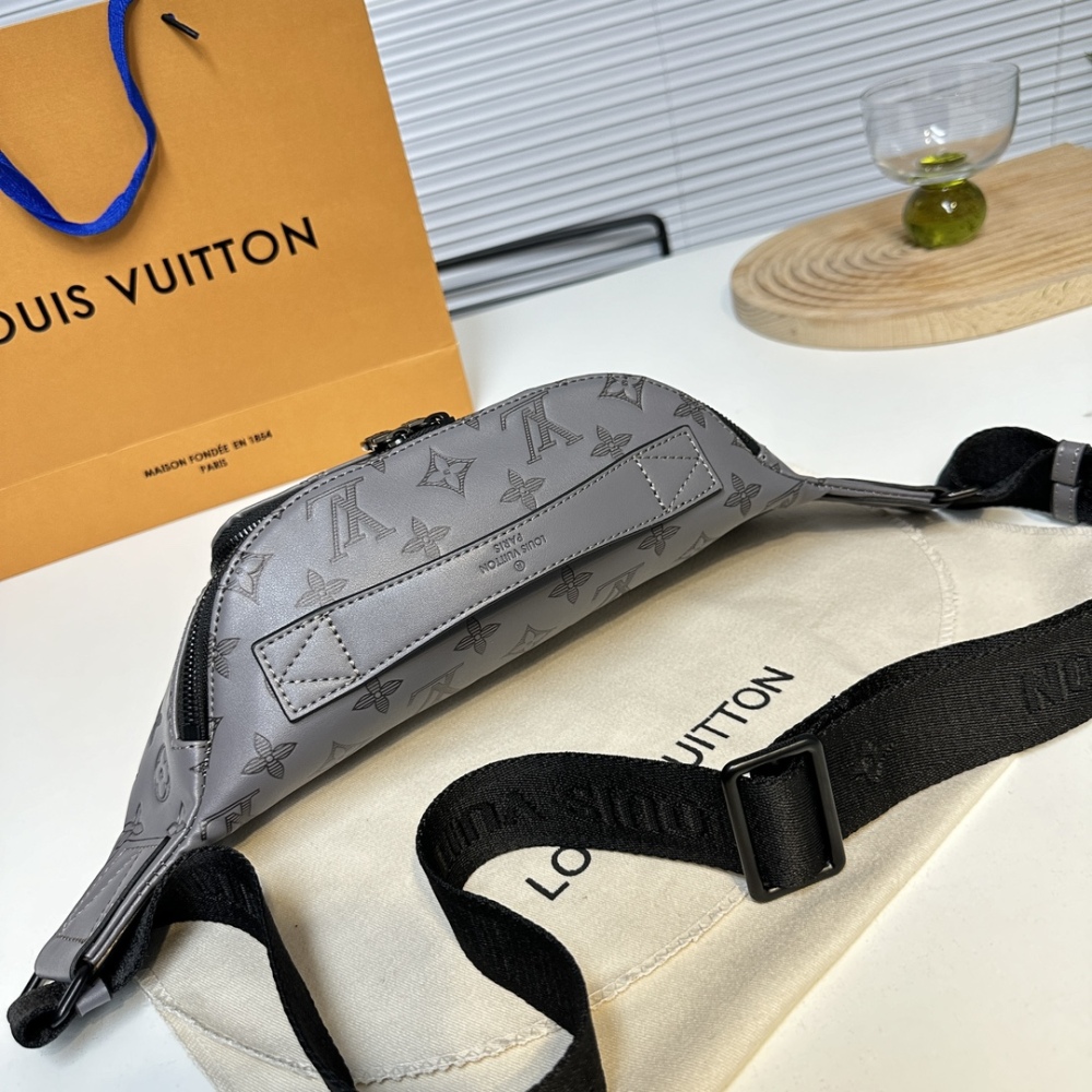 Donkey waist bag/chest bag model M25227 full leather gray. This waist bag design is not only practical but also enhances the overall design sense, making it easy to raise the body proportion. The bag can be worn as a chest bag or crossbody bag, and c...