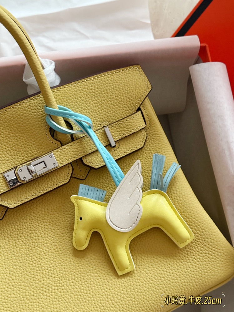 325 345 with complete packaging
size：25cm/30cm
The season for carrying platinum bags has arrived
Bk25 Original Quality ??
Hermes | Birkin 25 Lychee patterned cowhide
That's really amazing, it's both salty and sweet
A stunningly beautiful birkin...