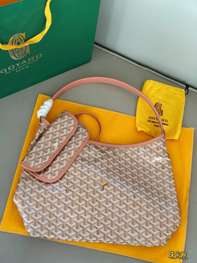 240 unboxed upgraded version
size：32*25cm
Goya's New Hobo Underarm Bag/
Goyard pearl powder is too girly
It's really high-end and girlish
Leather/leather/workmanship have all been upgraded!
From beginning to end, everything was booked by customers!...