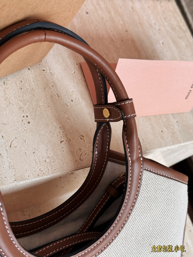 300 complete sets of packaging
size：21*18cm
Miumiu's new tote
The wind is blowing too hard this year
There are so many popular products!
This version is also too beautiful!
Miumiu's canvas bag is packed in one color for spring and summer!
Canvas an...