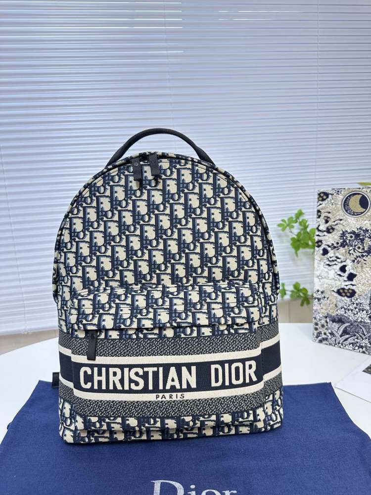 Dior letter canvas bag with cowhide, perfect for both men and women in spring and summer retro style. This bag hits the heart with just one glance, featuring a neutral blue herringbone embroidery and old flower waterproof technology fabric. Dior's co...