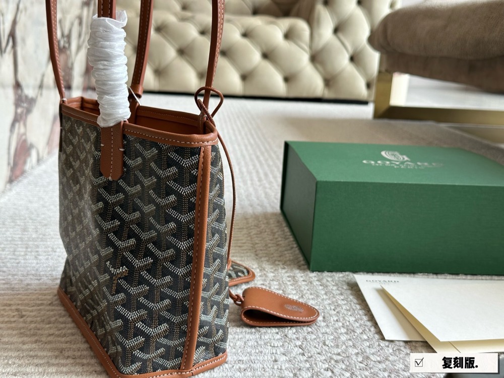 Reproduction edition 215 with box
size：20*19cm
Goya shopping bag ?
Mini shopping bags belonging to this season
Perfect 1:1 customization
Goyard Dog Teeth Red Limited Edition
The physical object is really textured,
New Year's Destiny Pack!