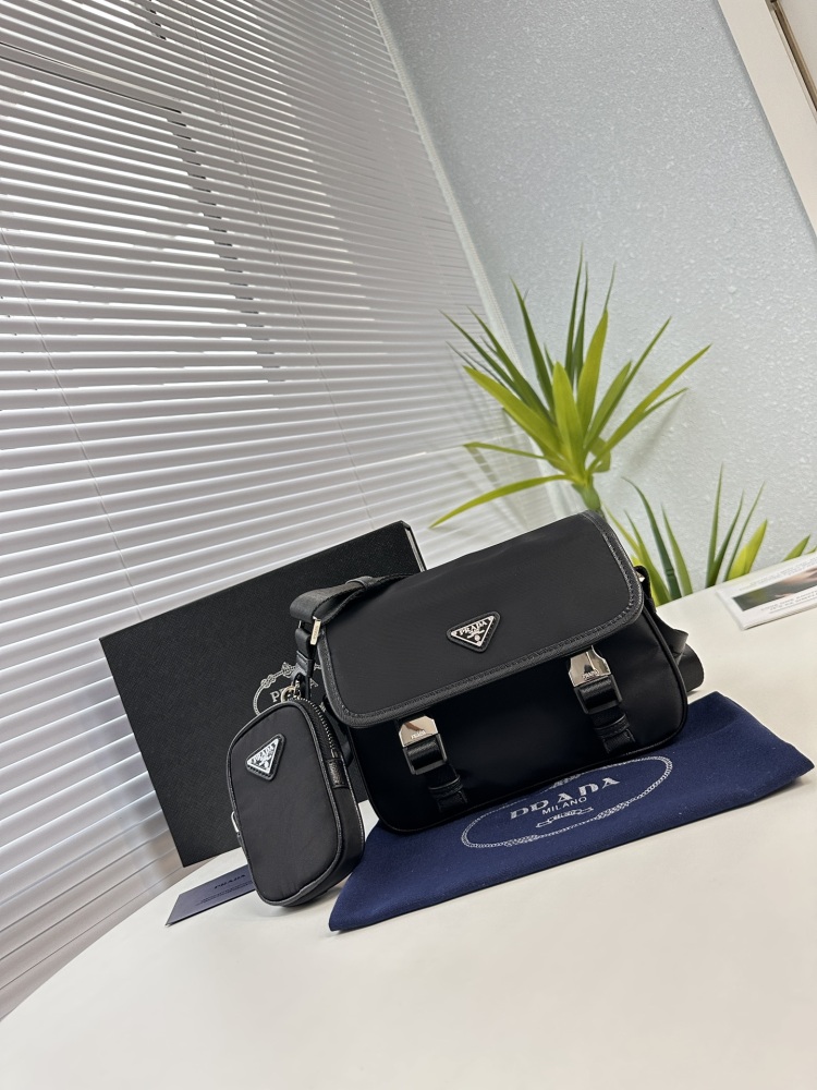 Upgraded Prada PRADA's latest single shoulder crossbody bag and mailman bag are now available for shipment. The high-end luxury original board is made of imported waterproof fabric with cross patterned cowhide, and the luxurious triangle mark hardwar...