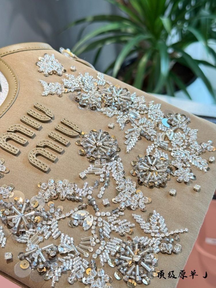 p420
Miu Miu canvas ivy, no one can resist its beauty
Miumiu Handmade Bead Series
The actual product is too dazzling. 15 × 20 pictures, complete packaging