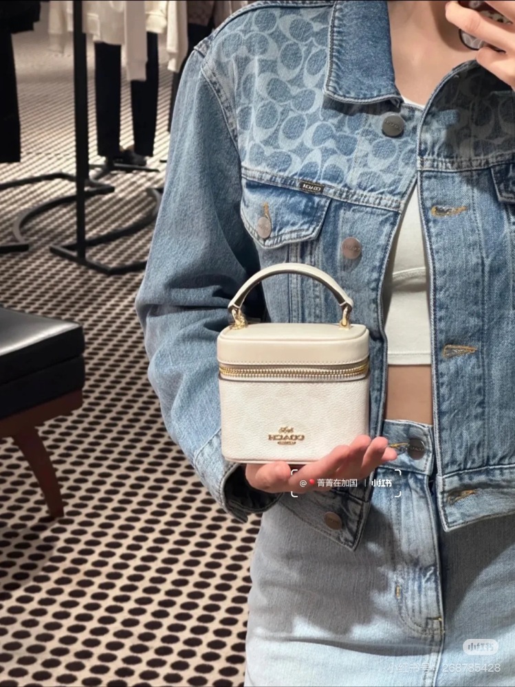 Chanel? Coach? The latest small square box bag is super charming and can hold foldable phones
Lipstick keys are very versatile
Small and exquisite, this is not a proper concave shaped artifact