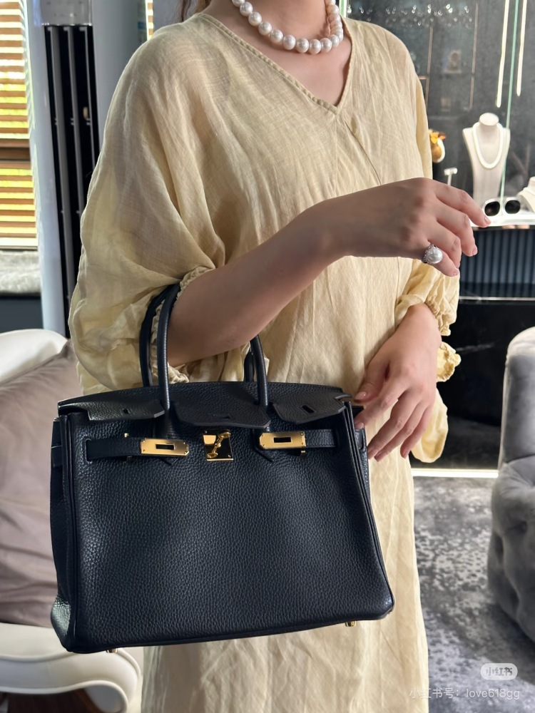 Hermes Birkin 30 | Classic Creation
TT Hermes Birkin 30, that's a god like presence in the fashion industry! Its design is simple and grand, without any unnecessary decorations, yet it exudes an elegant style. Every line is smooth and natural, perfec...