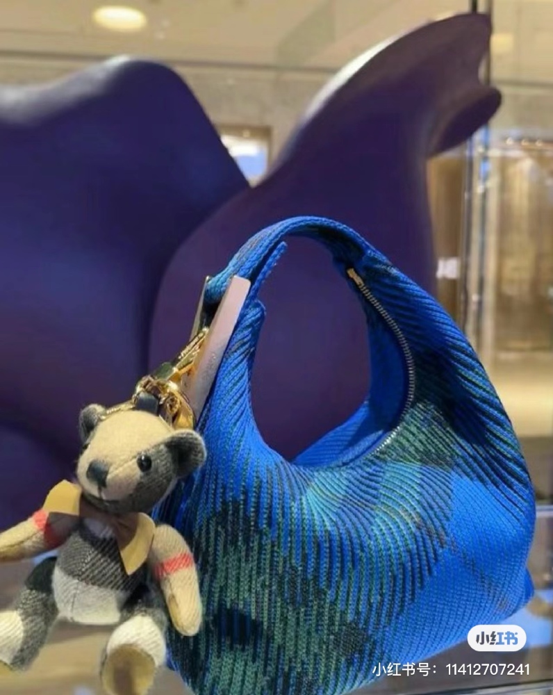 Burberry peg bag | 2024 best-selling bag
Drum shaped lunch box bag paired with knitted fabric
There is a kind of familiar nostalgia that blends in again
Burberry's iconic checkered pattern
There's a little more British style~
I especially like the me...