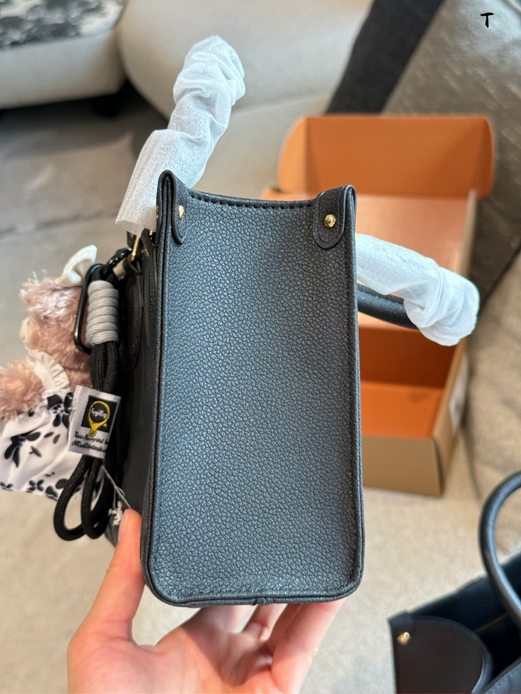 P260p270 with pendant
LV on the Go West Fashion Bag
My new darling, a fashionable new choice!
I recently bought a super favorite bag, which is this [otherwest], model number M23640. It is simply the perfect companion for my daily travels!
Firstly, it...