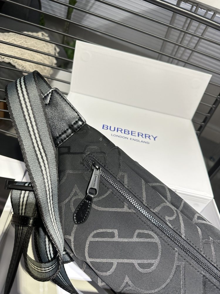 Black BURBERRY New Year NY ? Mlb Co branded Super Western Chest Bag/Waist Bag Premium Version Fabric is custom-made and is N levels higher than the black ones on the market, with perfect embroidery inside and a complete set of hardware logos. Size ...